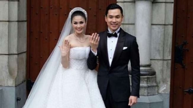 Ogah Diserahkan ke Kejagung, Begini Mewahnya Penampakan Cincin Nikah Sandra Dewi