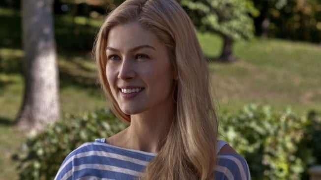 Main Bareng Sacha Baron Cohen, Rosamund Pike Gabung di Film Ladies First