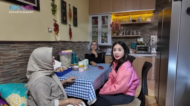 Nagita Slavina mengunjungi rumah karyawan Rans Entertainment, Livia Junita alias Mpok Livia (YouTibe/Rans Entertainment)