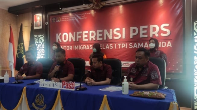 Kepala Kantor Imigrasi Kelas I TPI Samarinda saat memimpin konferensi pers tekait warga Samarinda berinisial DBM yang ditangkap karena menyembunyikan WNA Pakistan. [Presisi.co]