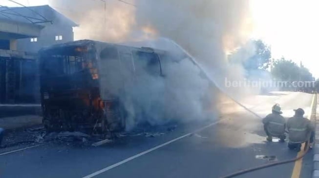 Detik-Detik Bus Jurusan Malang-Jakarta Terbakar di Lamongan: Api Muncul dari Belakang