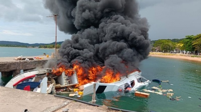 Speeboat Bela 72 membawa rombongan pasangan Cagub-Cawagub Maluku Utara, Benny Laos - Sabrin Sehe dan tim terbakar saat berlabuh di Pelabuhan regional Bobong Desa Bobong, Kabupaten Pulau Taliabu. [ANTARA/Abdul Fatah]