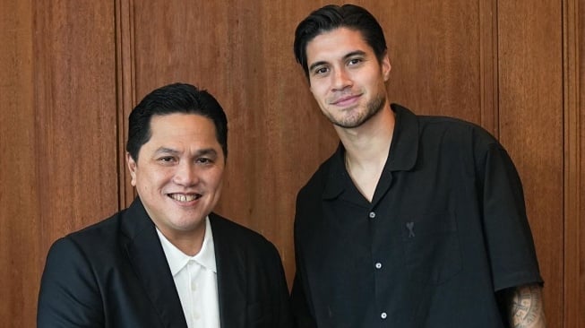 Erick Thohir salaman dengan Kevin Diks. (Instagram/@erickthohir)