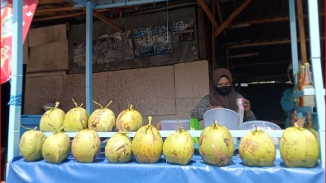 Hanya Jual Es Kelapa Muda di Cuaca Panas, Pedagang di Lombok Ini Kantongi Omzet Rp1,5 Juta Per Hari