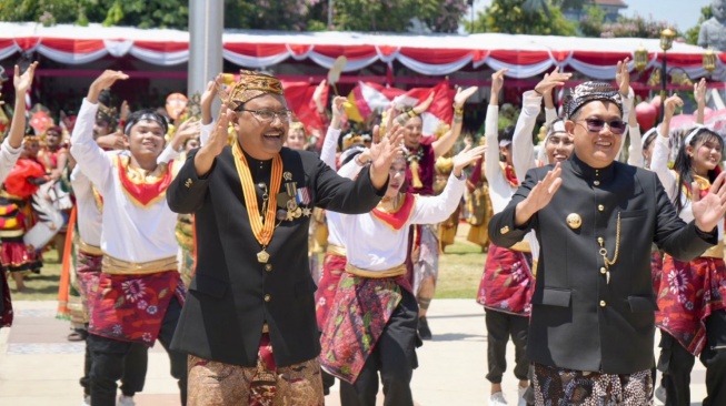 Hadirkan Tata Kelola yang Baik, Gus Ipul Terima Penghargaan JBMB Emas dari Pemprov Jatim