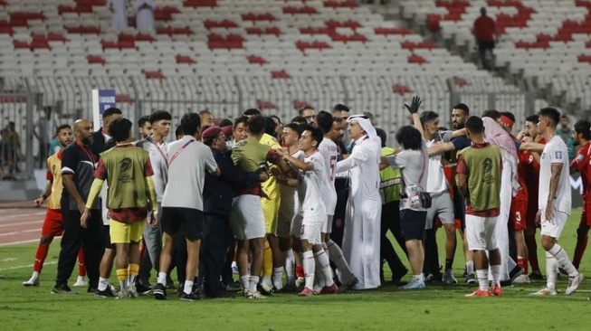 Bek Timnas Indonesia, Mees Hilgers (kedua dari kanan) terlihat mematung saat beberapa rekannya berseteru sekaligus coba melerai keributan dengan timnas Bahrain. [Dok. Istimewa/X/typagirlls]