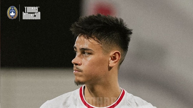 Bek Timnas Indonesia, Mees Hilgers dalam laga debutnya. Pemain FC Twente itu tampil sebagai starter saat Garuda bertandang ke markas Bahrain, Kamis (10/10/2024). [Dok. PSSI/Timnas Indonesia]