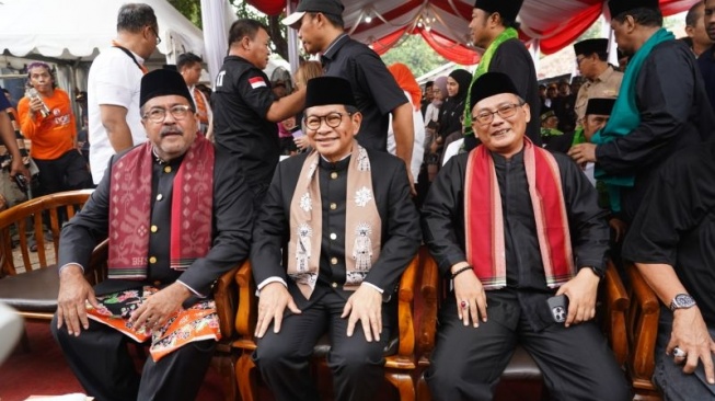 Calon gubernur dan calon wakil gubernur pada Pilkada Jakarta 2024 nomor urut 3, Pramono Anung dan Rano Karno bersama Ketua Umum FBR, Luthfi Hakim saat acara "Deklarasi Dukungan FBR untuk Pram-Doel" di Permata Hijau, Jakarta Selatan, Minggu (13/10/2024). ANTARA/HO-Tim Pramono-Rano Karno