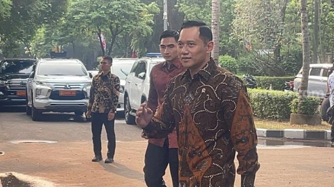 Ketum Demokrat Agus Harimurti Yudhoyono (AHY) sambangi kediaman Prabowo Subianto di Kertanegara, Jakarta. (Suara.com/Bagaskara)