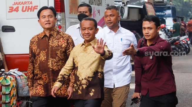 Ketua Umum Partai Golkar Bahlil Lahadalia usai mendatangi kediaman Presiden Terpilih Prabowo Subianto, Kertanegara, Jakarta Selatan, Senin (14/10/2024). [Suara.com/Alfian Winanto]