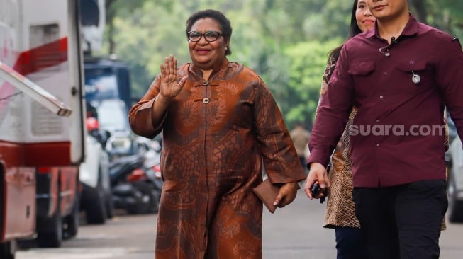 PJ Gubernur Papua Ribja Haluk usai mendatangi kediaman Presiden Terpilih Prabowo Subianto, Kertanegara, Jakarta Selatan, Senin (14/10/2024). [Suara.com/Alfian Winanto]