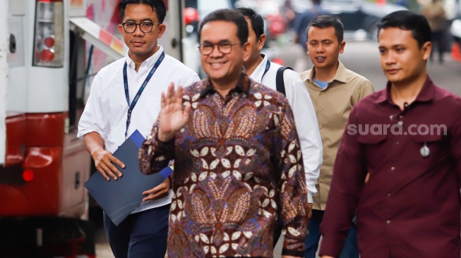 Sekjen Kemendag Budi Santoso usai mendatangi kediaman Presiden Terpilih Prabowo Subianto, Kertanegara, Jakarta Selatan, Senin (14/10/2024). [Suara.com/Alfian Winanto]