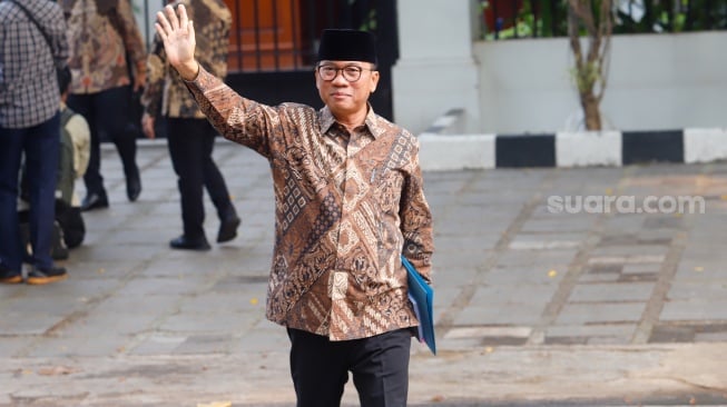 Wakil Ketua Umum Partai Amanat Nasional Yandri Susanto usai mendatangi kediaman Presiden Terpilih Prabowo Subianto, Kertanegara, Jakarta Selatan, Senin (14/10/2024). [Suara.com/Alfian Winanto]