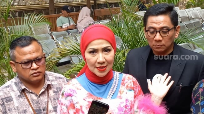 Venna Melinda usai menghadiri sidang cerai di Pengadilan Agama Jakarta Selatan, Senin (14/10/2024). [Suara.com/Adiyoga Priyambodo]