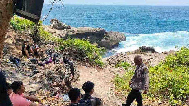 Misteri Hilangnya Rony di Pantai Kedung Tumpang, Terganjal Ombak Besar dan Tebing Karang