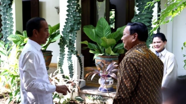 Presiden terpilih Prabowo Subianto saat berkunjung ke kediaman Presiden Joko Widodo atau Jokowi di Banjarsari, Solo, Jawa Tengah, Minggu (13/10/2024) siang. (tangkapan layar/Instagram)