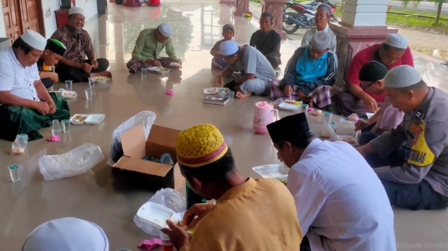 Bhabinkamtibmas Kampung Merempan Hulu Cooling System dengan Safari Ibadah