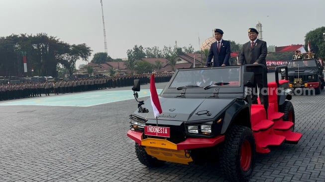 Presiden Joko Widodo atau Jokowi bersama presiden terpilih Prabowo Subianto hadir di Mako Bribob, Kelapa Dua, Depok. Kehadiran keduanya guna menyaksikan apel kesiapan apel gelar pasukan pengamanan pelantikan Presiden dan Wakil Presiden RI terpilih. (Suara.com/Novian)