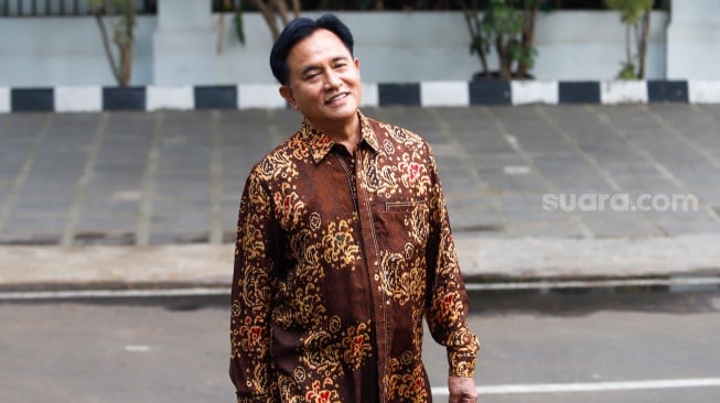 Pakar Hukum Tata Negara Yusril Ihza Mahendra usai mendatangi kediaman Presiden Terpilih Prabowo Subianto, Kertanegara, Jakarta Selatan, Senin (14/10/2024). [Suara.com/Alfian Winanto]