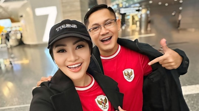 Tempuh 13 Jam Perjalanan ke China, Fitri Carlina Bareng Suami Siap Dukung Timnas Indonesia