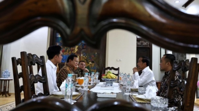 Presiden terpilih Prabowo Subianto berkunjung ke kediaman Presiden Joko Widodo atau Jokowi di Banjarsari, Solo, Jawa Tengah, Minggu (13/10/2024) siang. (tangkapan layar/Instagram)