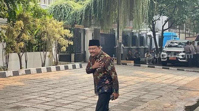 Syaifullah Yusuf alias Gus Ipul saat mendatangi kediaman Presiden terpilih Prabowo di Kertanegara. (Suara.com/Bagaskara)