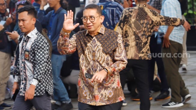 Politisi Gerindra Fadli Zon usai mendatangi kediaman Presiden Terpilih Prabowo Subianto, Kertanegara, Jakarta Selatan, Senin (14/10/2024). [Suara.com/Alfian Winanto]