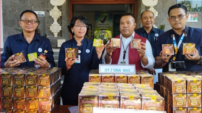 Pedagang Kopi Dan Kapsul Buaya Jantan Pasarkan Produknya di Bali Secara Ilegal