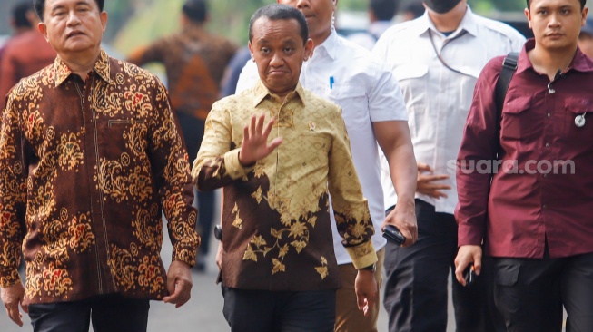 Ketua Umum Partai Golkar Bahlil Lahadalia usai mendatangi kediaman Presiden Terpilih Prabowo Subianto, Kertanegara, Jakarta Selatan, Senin (14/10/2024). [Suara.com/Alfian Winanto]