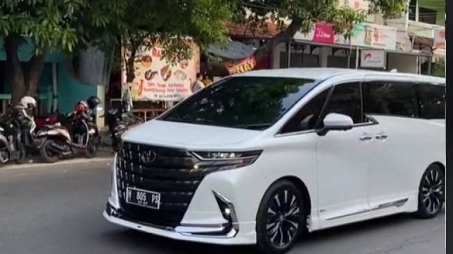 Prabowo Subianto menggunakan mobil Alphard versi terbaru (TikTok)