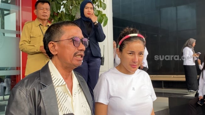 Nikita Mirzani dan kuasa hukumnya, Fahmi Bachmid saat ditemui di LPSK, Ciracas, Jakarta Timur, Senin (14/10/2024). [Suara.com/Tiara Rosana]