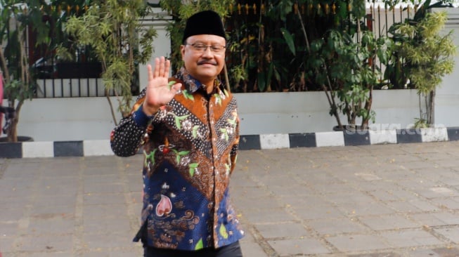 Menteri Sosial Saifullah Yusuf usai mendatangi kediaman Presiden Terpilih Prabowo Subianto, Kertanegara, Jakarta Selatan, Senin (14/10/2024). [Suara.com/Alfian Winanto]