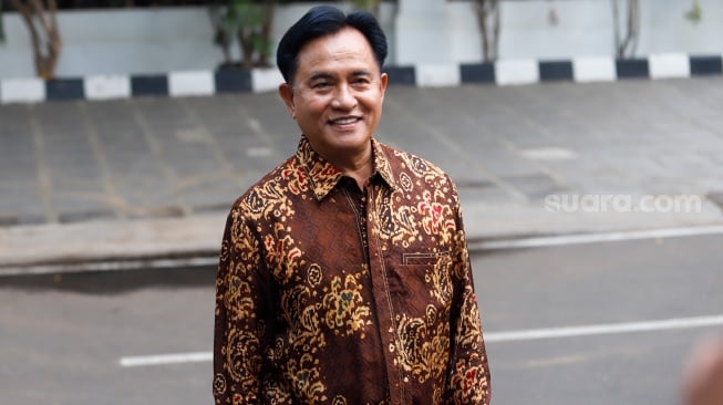 Pakar Hukum Tata Negara Yusril Ihza Mahendra usai mendatangi kediaman Presiden Terpilih Prabowo Subianto, Kertanegara, Jakarta Selatan, Senin (14/10/2024). [Suara.com/Alfian Winanto]