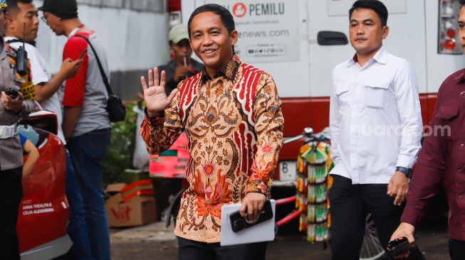 Wakil Menteri Agraria dan Tata Ruang Raja Juli Antoni usai mendatangi kediaman Presiden Terpilih Prabowo Subianto, Kertanegara, Jakarta Selatan, Senin (14/10/2024). [Suara.com/Alfian Winanto]