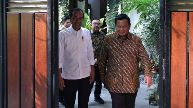 Presiden terpilih Prabowo Subianto saat berkunjung ke kediaman Presiden Joko Widodo atau Jokowi di Banjarsari, Solo, Jawa Tengah, Minggu (13/10/2024) siang. (tangkapan layar/Instagram)