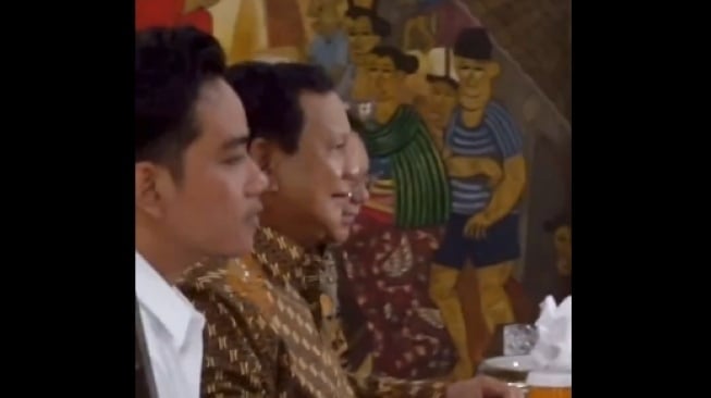 Pertemuan Bahas Skandal Fufufafa? Ekspresi Gibran Duduk Satu Meja Bareng Jokowi dan Prabowo jadi Sorotan!