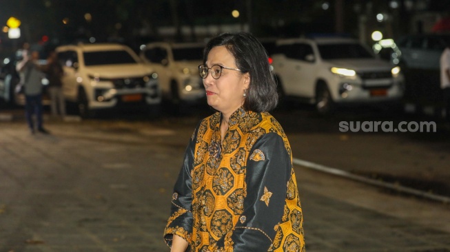 Menteri Keuangan Sri Mulyani saat tiba di kediaman Presiden Terpilih Prabowo Subianto, Kertanegara, Jakarta Selatan, Senin (14/10/2024). [Suara.com/Alfian Winanto]