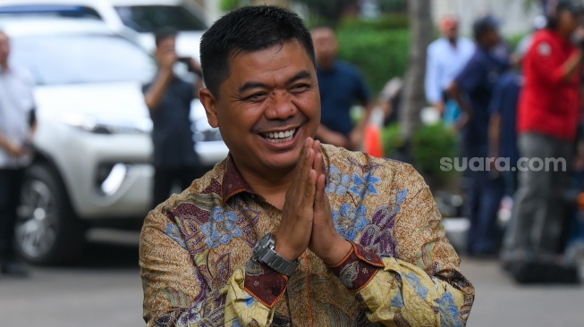 Stafsus Presiden Juri Ardiantoro menyapa wartawan setibanya di kediaman Presiden Terpilih Prabowo Subianto di Jalan Kertanegara, Jakarta Selatan, Selasa (15/10/2024). [ANTARA FOTO/Muhammad Ramdan/YU]