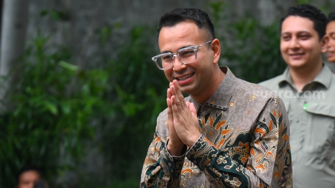 Pesohor Raffi Ahmad menyapa wartawan setibanya di kediaman Presiden Terpilih Prabowo Subianto di Jalan Kertanegara, Jakarta Selatan, Selasa (15/10/2024). [ANTARA FOTO/Muhammad Ramdan/YU]