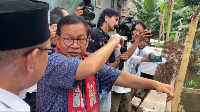 Pramono Anung saat blusukan ke bantaran Kali Krukut, Selasa (15/10/2024). (Suara.com/Faqih)