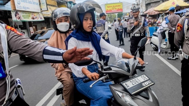 Polisi memberhentikan pengendara roda dua saat Operasi Zebra Maung 2024 di Kota Serang, Banten, Selasa (15/10/2024). [ANTARA FOTO/Muhammad Bagus Khoirunas/nym]