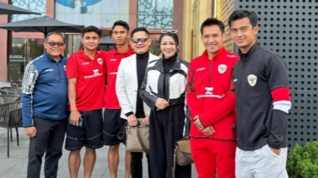 7 Potret Fitri Carlina Bertemu Pemain Timnas di China, Nyanyikan Chant Buat Pratama Arhan Sampai Dibikin Salting