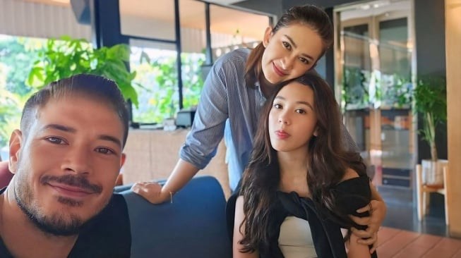 Nafa Urbach bersama Zack Lee dan Mikhaela Lee. [Instagram]