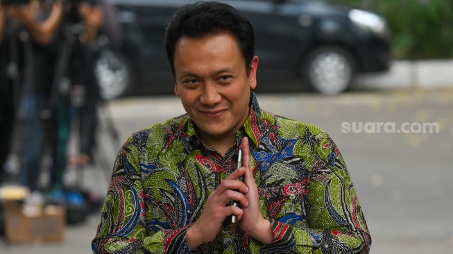 Staf Khusus Presiden Diaz Hendropriyono menyapa wartawan setibanya di kediaman Presiden Terpilih Prabowo Subianto di Jalan Kertanegara, Jakarta Selatan, Selasa (15/10/2024). [ANTARA FOTO/Muhammad Ramdan/YU]