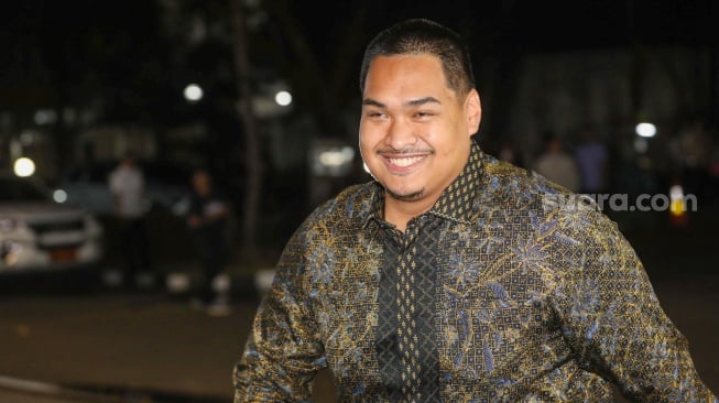 Menpora Dito Ariotedjo saat tiba di kediaman Presiden Terpilih Prabowo Subianto, Kertanegara, Jakarta Selatan, Senin (14/10/2024). [Suara.com/Alfian Winanto]