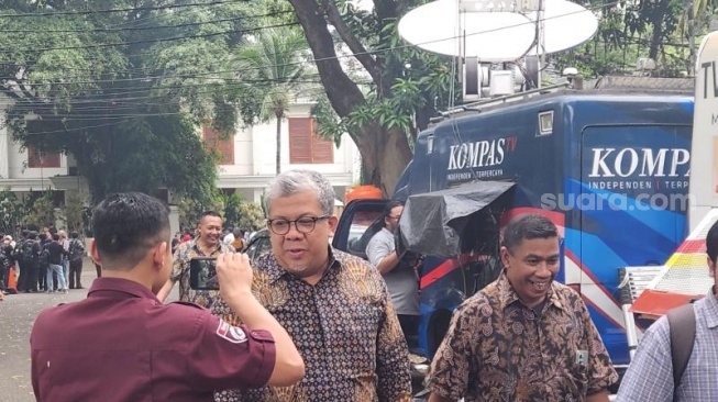 Wakil Ketua Umum Partai Gelora, Fahri Hamzah menyambangi kediaman Presiden terpilih Prabowo Subianto di Jalan Kertanegara 4, Kebayoran Baru, Jakarta Selatan, Selasa (15/10/2024). (Suara.com/Fakhri)