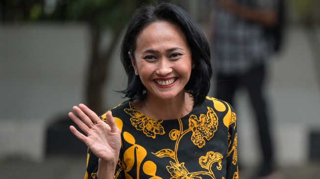 Politisi Partai Golkar Christina Aryani menyapa wartawan setibanya di kediaman Presiden Terpilih Prabowo Subianto di Jalan Kertanegara, Jakarta Selatan, Selasa (15/10/2024). [ANTARA FOTO/Fauzan/YU]