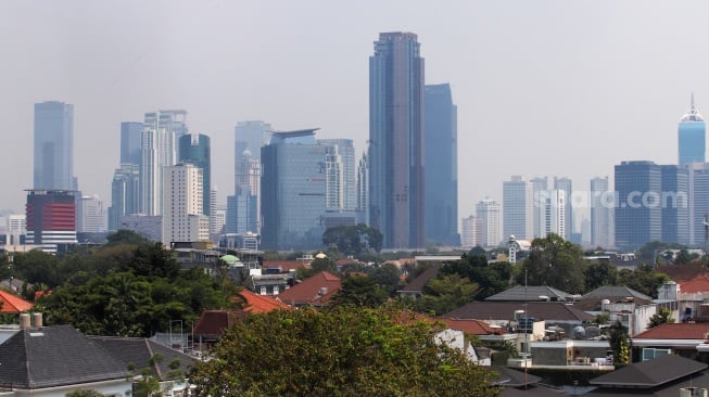 Suasana perumahan dan gedung bertingkat di Jakarta, Rabu (16/10/2024). [Suara.com/Alfian Winanto]