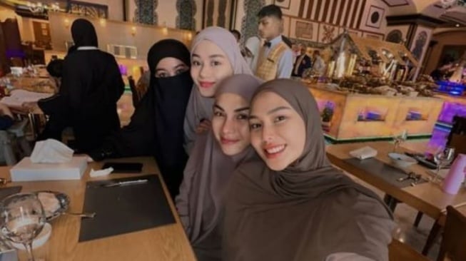 penampilan Nikita Mirzani saat ibadah umrah (Instagram/@nikitamirzanimawardi_172)