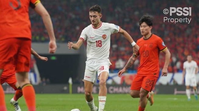 Gelandang Timnas Indonesia, Ivar Jenner saat menghadapi China dalam matchday keempat Grup C putaran ketiga Kualifikasi Piala Dunia 2026 zona Asia di Stadion Qingdao Youth Football, China, Selasa (15/10/2024) malam WIB. [Dok. PSSI]